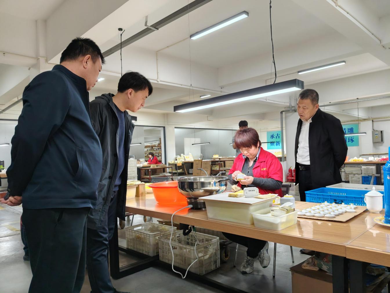 陶瓷艺术系赴汉青国瓷、鹤鸿花纸开展访企拓岗专项调研
